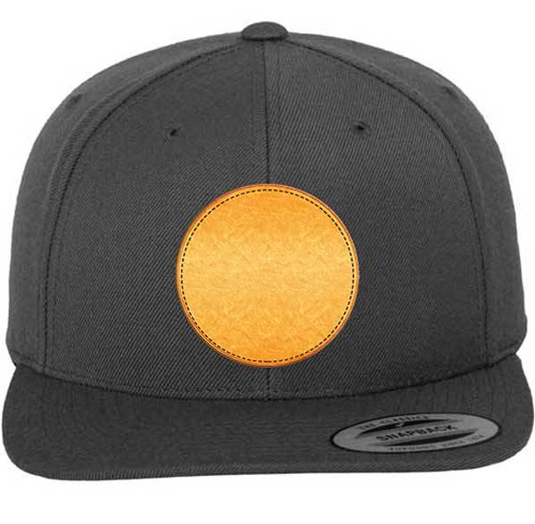 Yupoong unicolor Snapback Cap mit Lederpatch Yupoong unicolor Snapback Cap mit Lederpatch